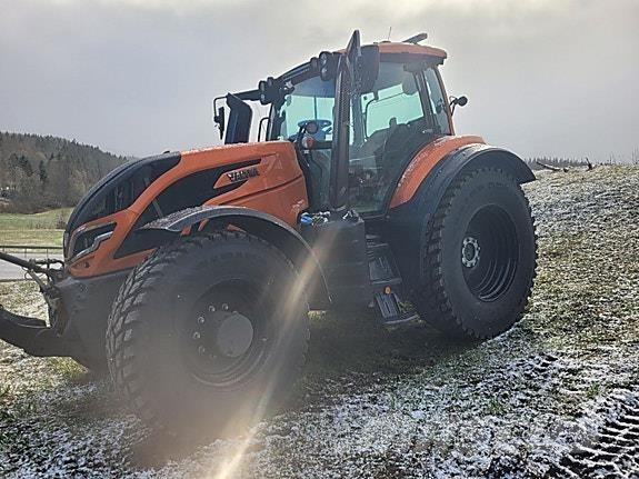 Valtra T255 الجرارات