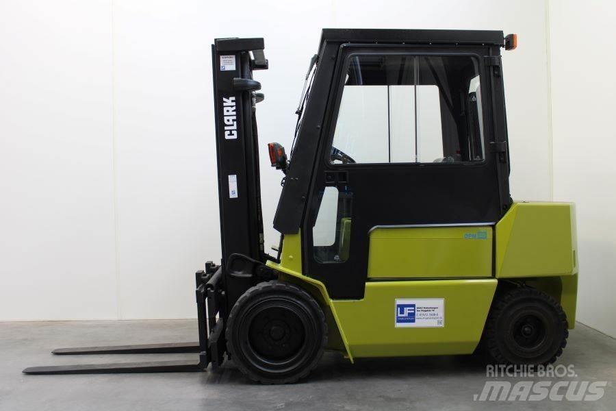 Clark DPM 30 شاحنات الديزل