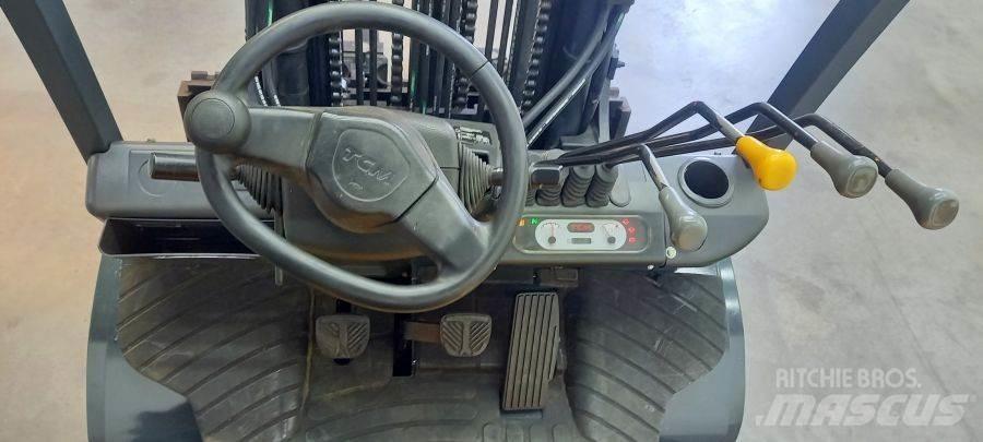 TCM FD 30 T 3 شاحنات الديزل