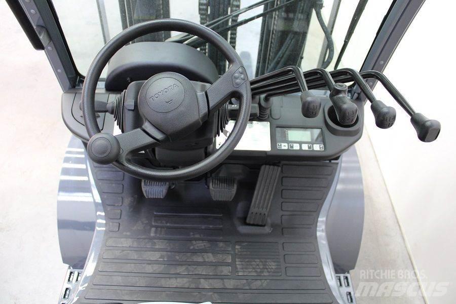 Toyota 02-8FGF25 شاحنات LPG