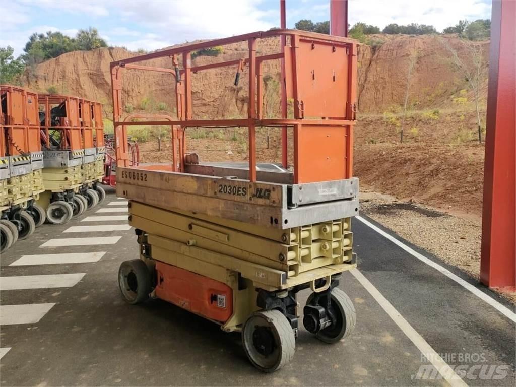 JLG 2030 ES رافعات مقصية الشكل