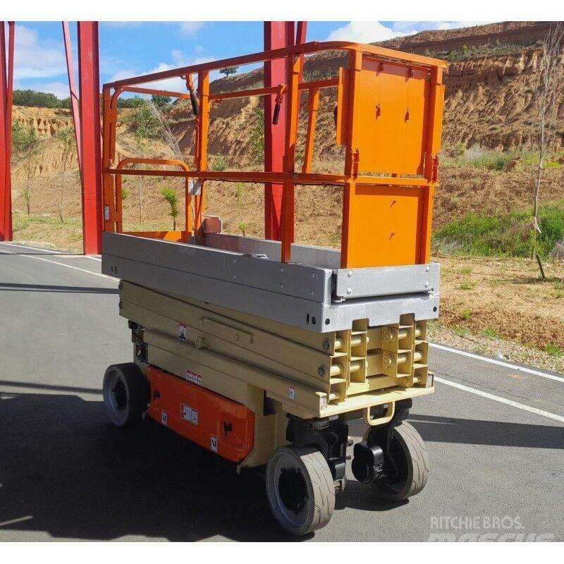JLG 2030 ES رافعات مقصية الشكل