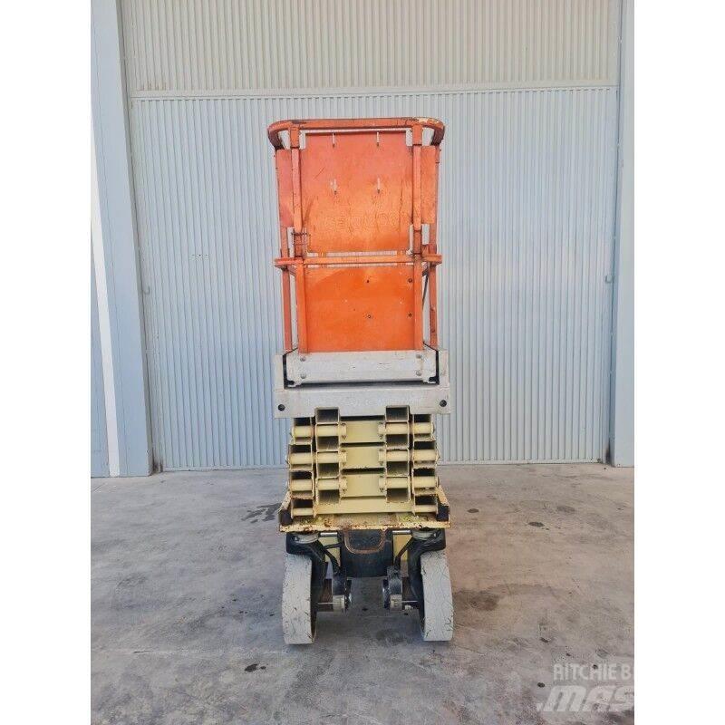JLG 2630 ES رافعات مقصية الشكل
