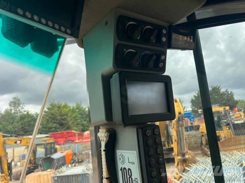 CAT 972M لوادر بعجل