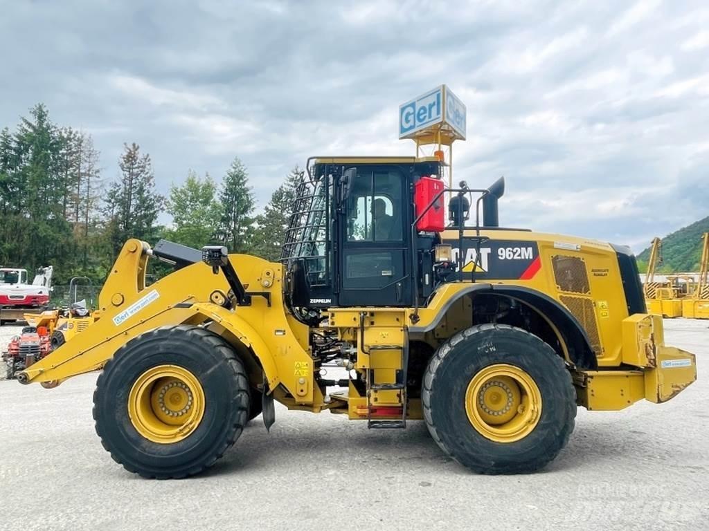 CAT 962M لوادر بعجل