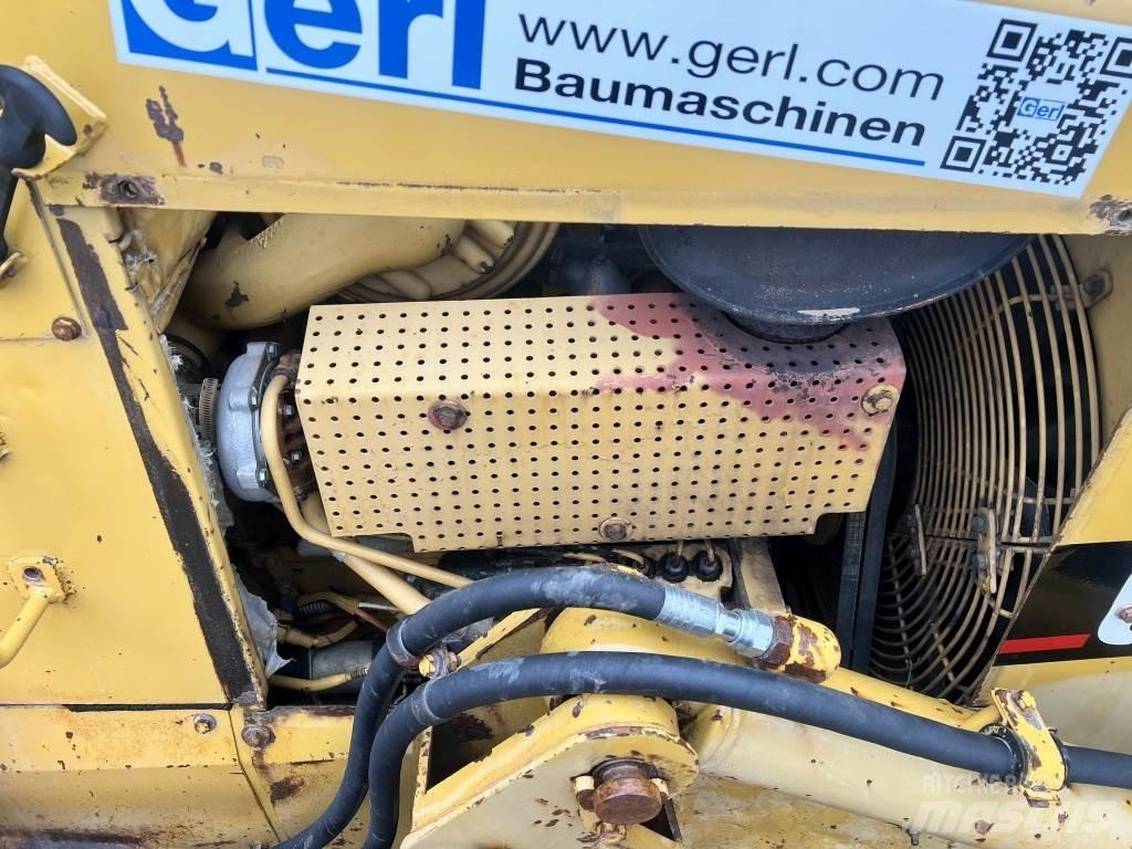 CAT D 5 H بلدوزرات مجنزرة