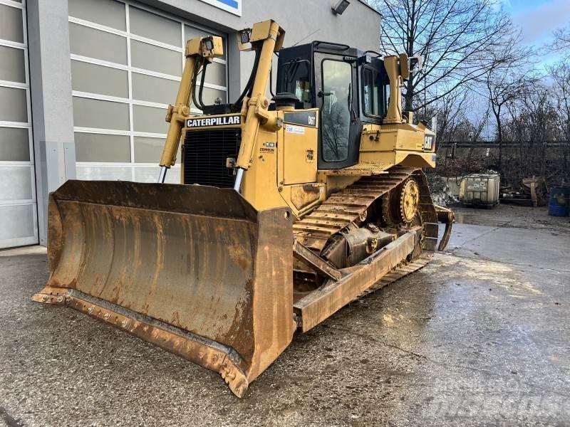 CAT D 6 T بلدوزرات مجنزرة