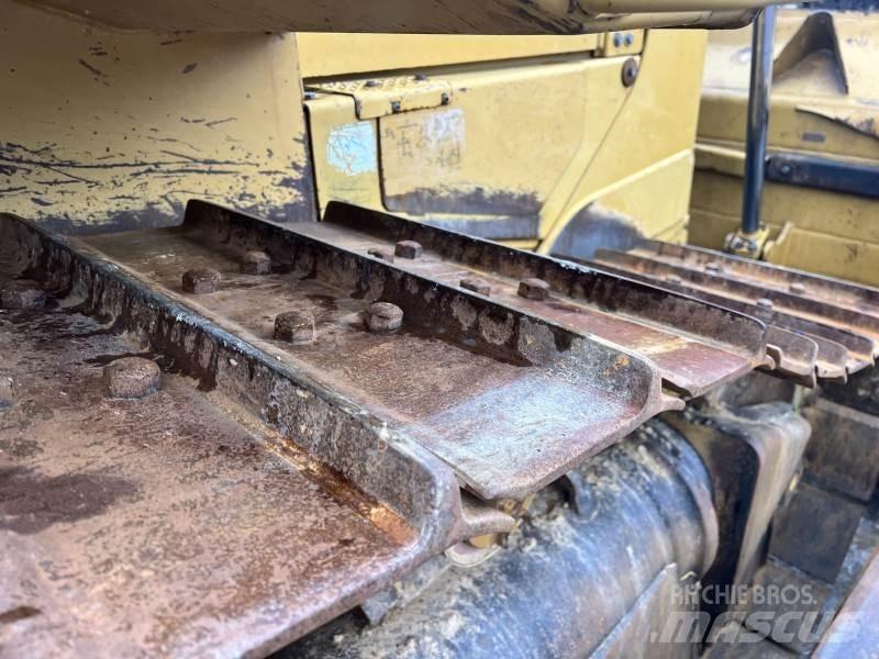 CAT D 6 T بلدوزرات مجنزرة