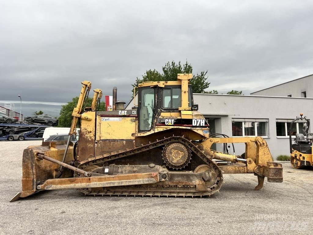 CAT D 7 H بلدوزرات مجنزرة