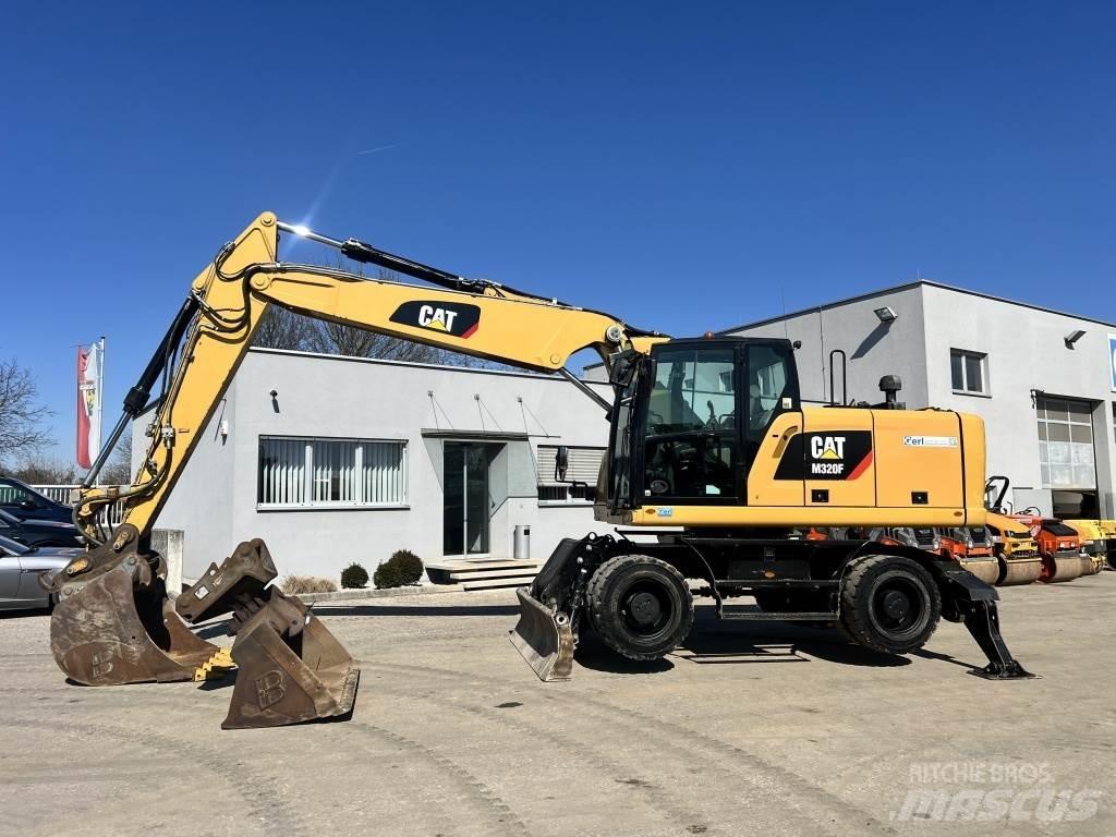 CAT M 320 F حفارات بعجل
