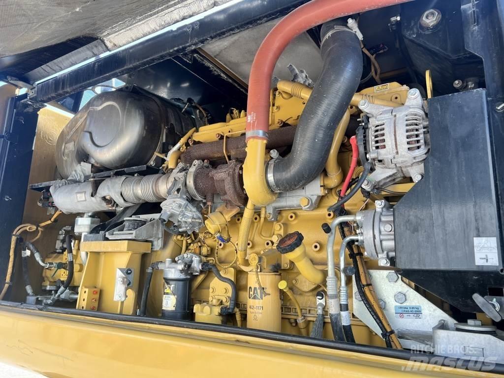 CAT M 320 F حفارات بعجل