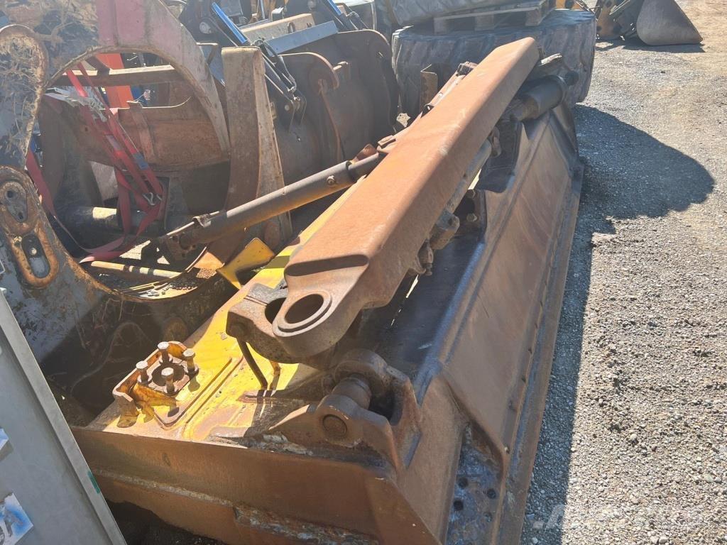 Komatsu D 65 EX-15 بلدوزرات مجنزرة