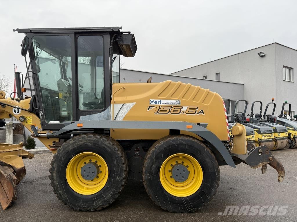 New Holland F 156.6 A معدات تمهيد الطرق