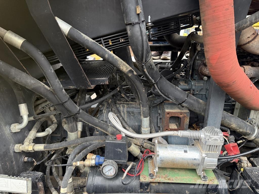 New Holland F 156.6 A معدات تمهيد الطرق