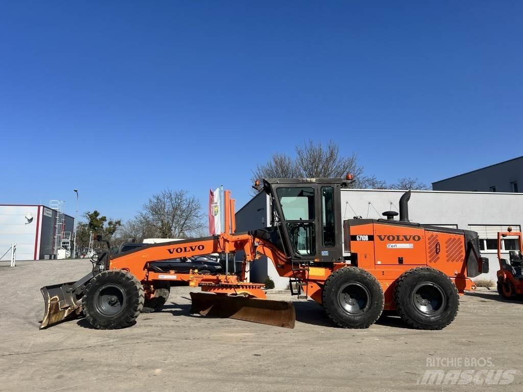 Volvo G 710 B معدات تمهيد الطرق