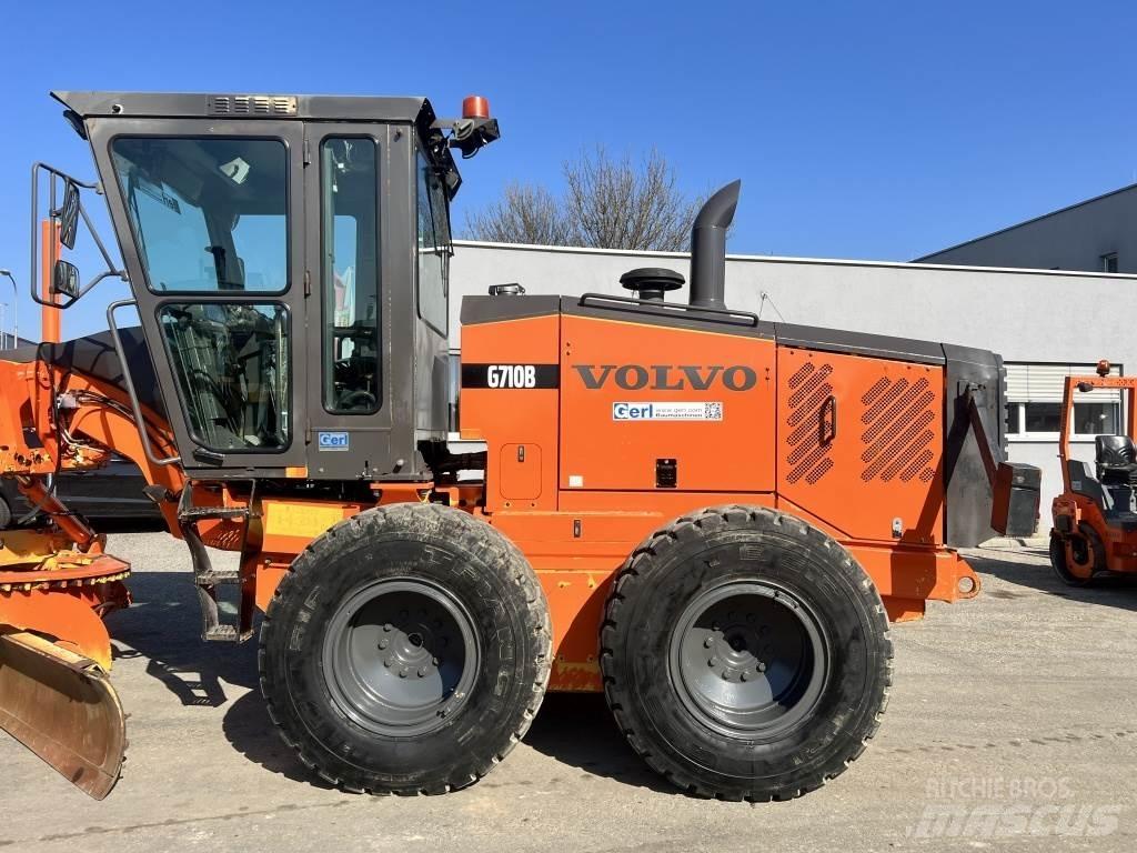 Volvo G 710 B معدات تمهيد الطرق