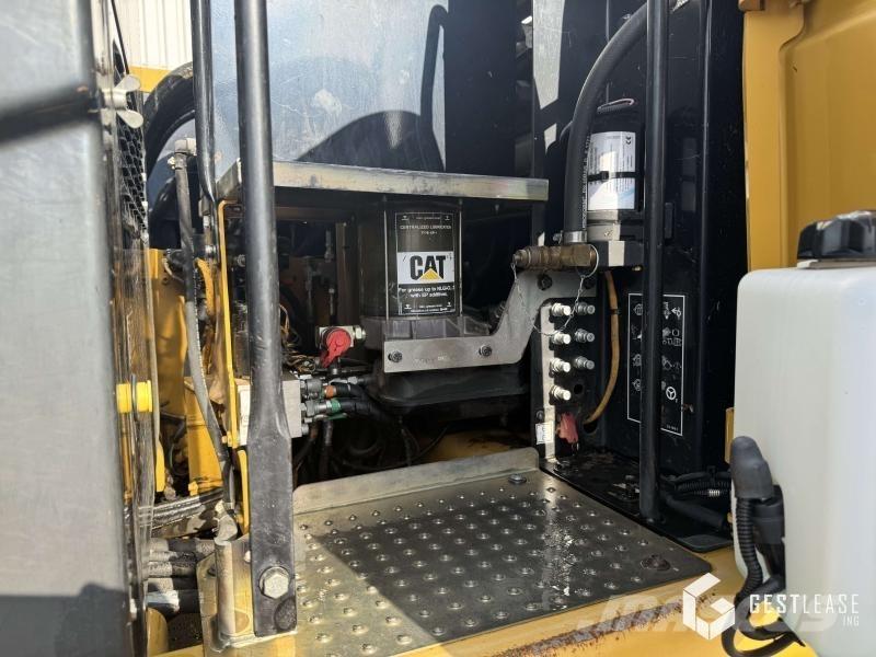 CAT M313D حفارات بعجل