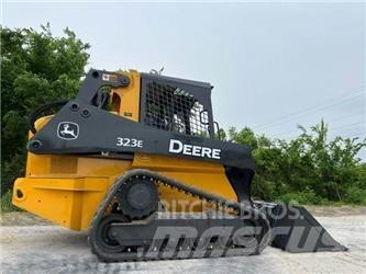 John Deere 323E لوادر انزلاقية التوجيه