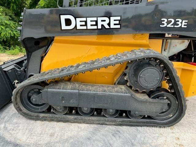 John Deere 323E لوادر انزلاقية التوجيه