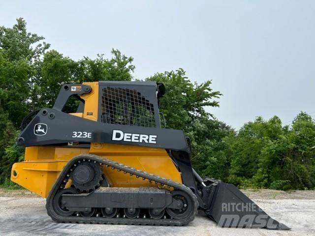 John Deere 323E لوادر انزلاقية التوجيه