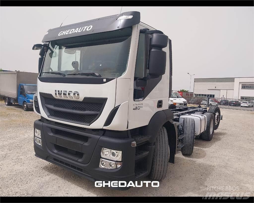 Iveco AD440S42 شاحنات ذات هيكل صندوقي