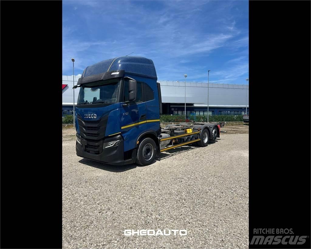 Iveco AS260S48S شاحنات ذات هيكل صندوقي