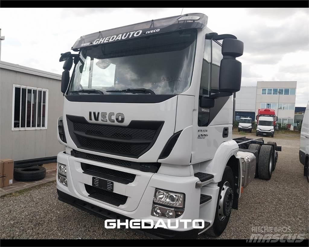 Iveco AT260S40Y/PS شاحنات ذات هيكل صندوقي