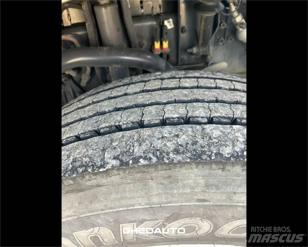 Volvo TRUCKS VOLVO شاحنات ذات هيكل صندوقي