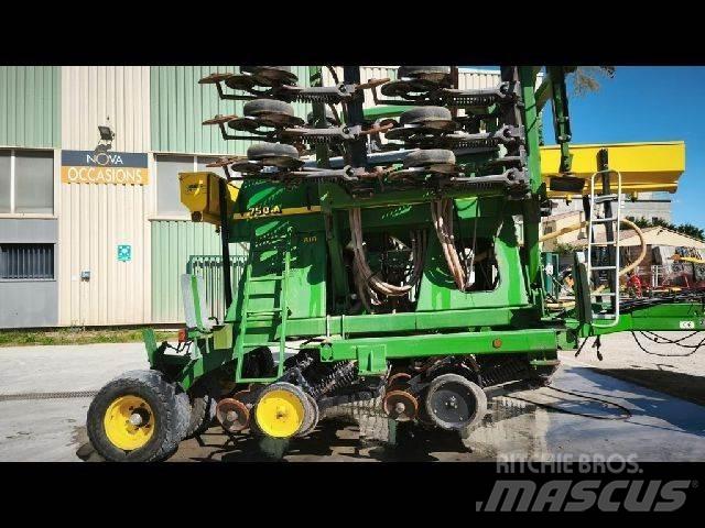 John Deere 750A ماكينات وملحقات البذر الأخرى