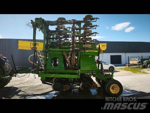 John Deere 750A ماكينات وملحقات البذر الأخرى
