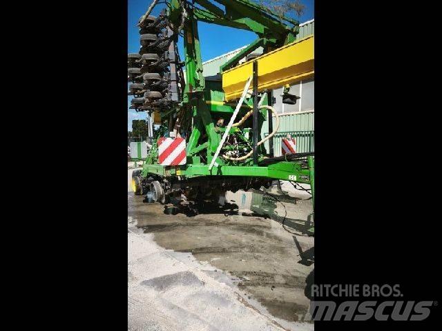 John Deere 750A ماكينات وملحقات البذر الأخرى