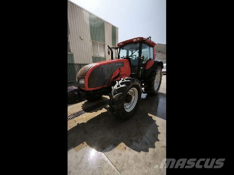 Valtra T140 الجرارات