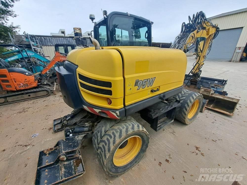 Yanmar B95W حفارات بعجل