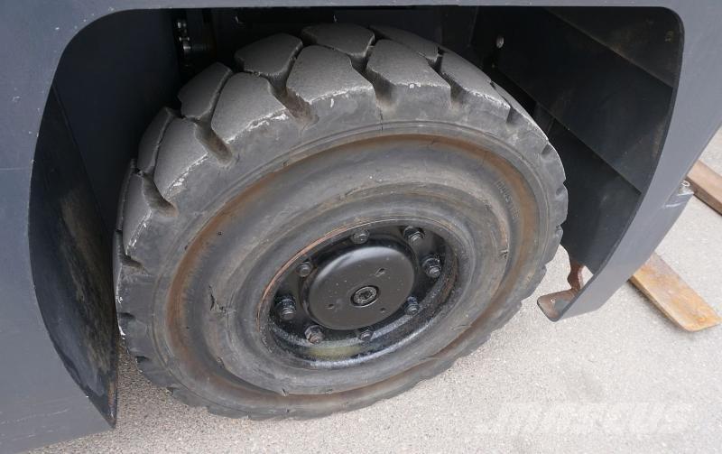 Hubtex S40E لوادر جانبية