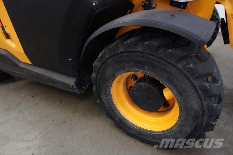 JCB 525-60 مناولات متداخلة