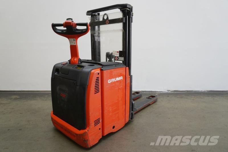 Linde D 12 133 شاحنات مناولة ذاتية الدفع
