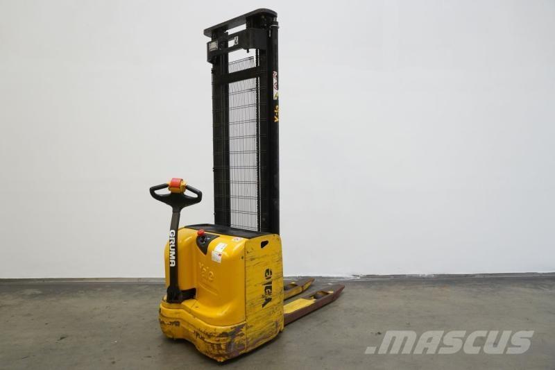 Yale MS12AC شاحنات مناولة ذاتية الدفع