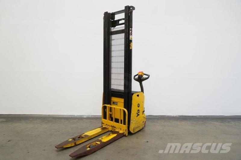 Yale MS12AC شاحنات مناولة ذاتية الدفع