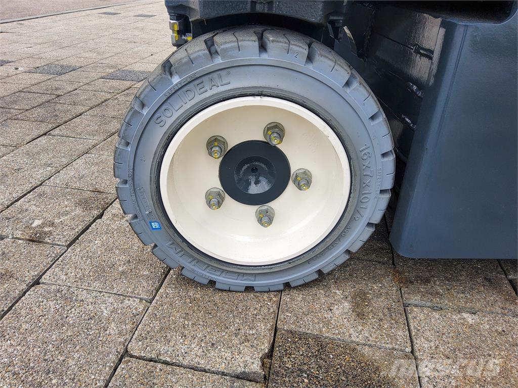 Combilift CBE 3000 شاحنة المناولة رباعية الاتجاهات