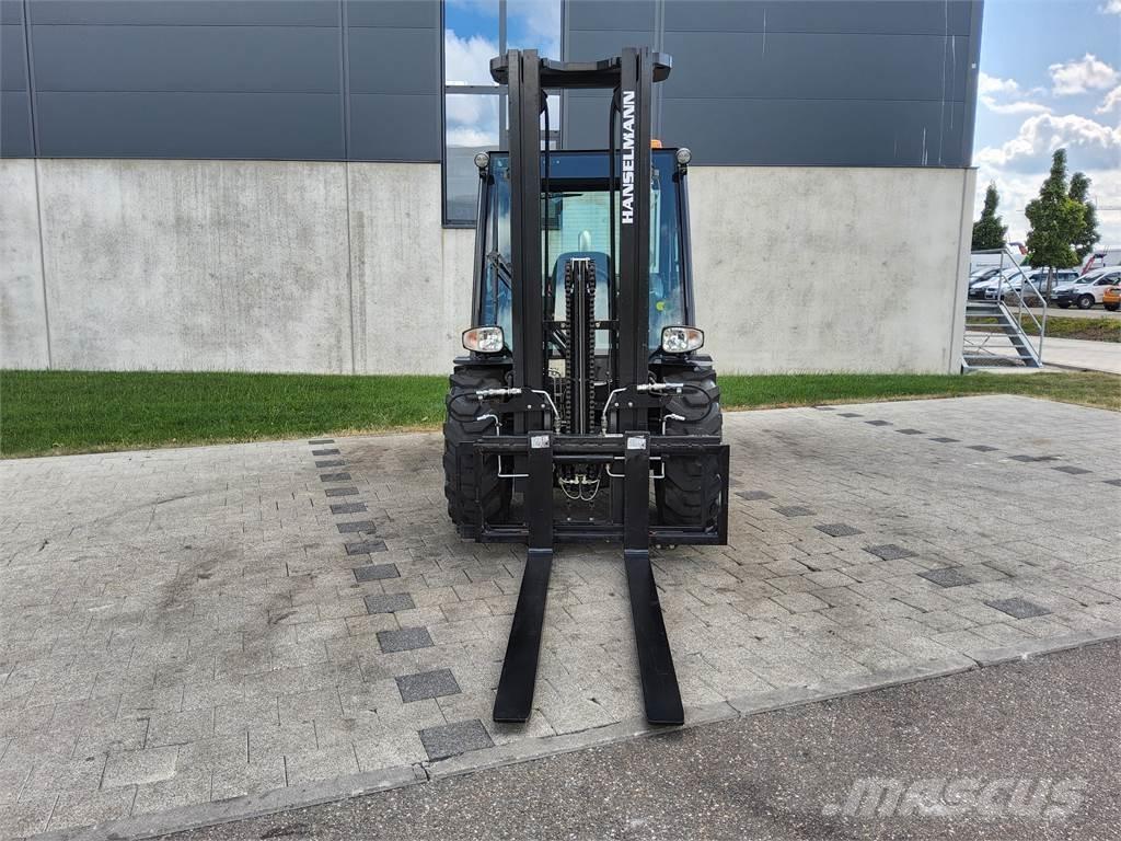 Manitou MC 30-4 شاحنات الطرق الوعرة