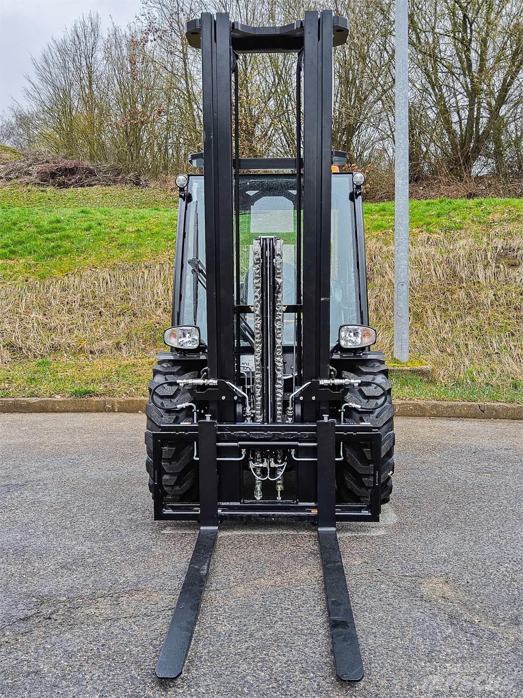 Manitou MC 30-4 شاحنات الطرق الوعرة