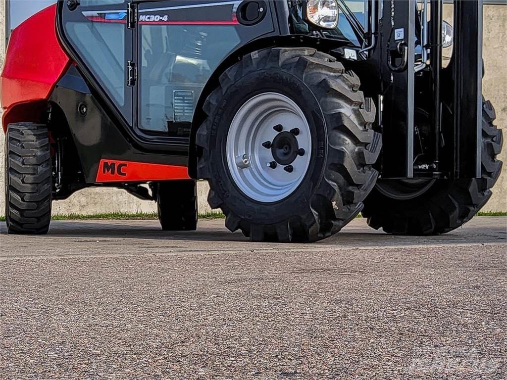 Manitou MC 30-4 شاحنات الطرق الوعرة