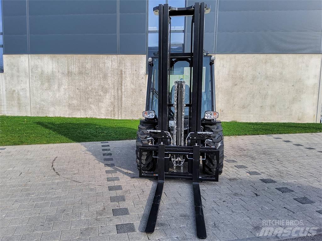 Manitou MC 30-4 شاحنات الطرق الوعرة