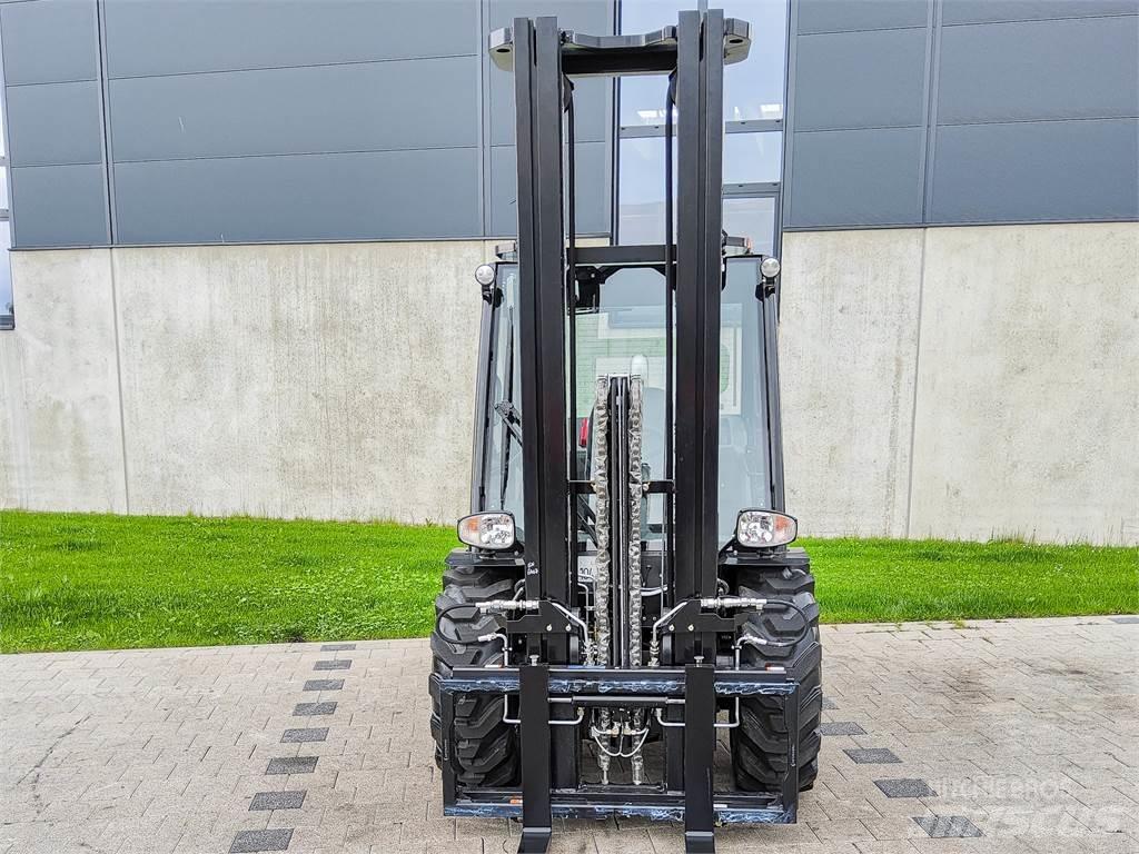 Manitou MC 30-4 شاحنات الطرق الوعرة