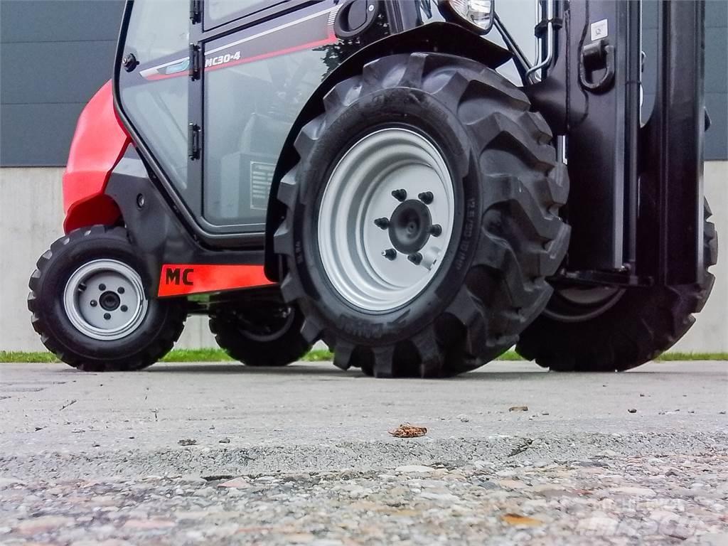 Manitou MC 30-4 شاحنات الطرق الوعرة