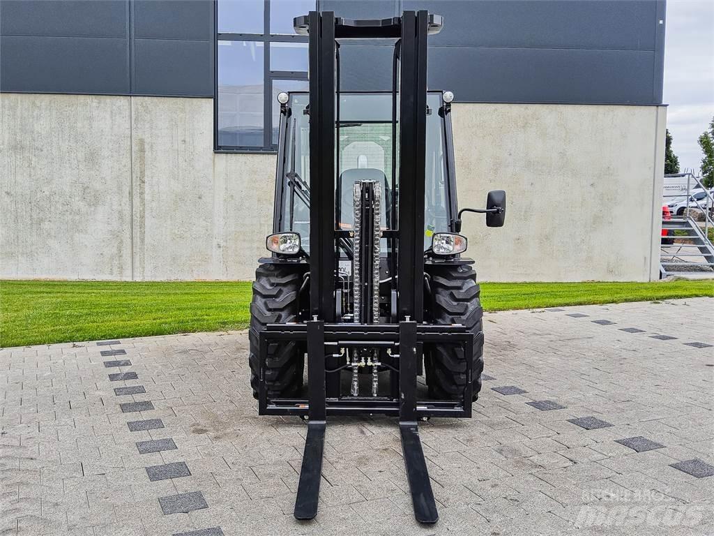 Manitou MC 30-4 شاحنات الطرق الوعرة