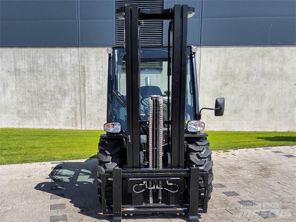 Manitou MC 30-4 شاحنات الطرق الوعرة