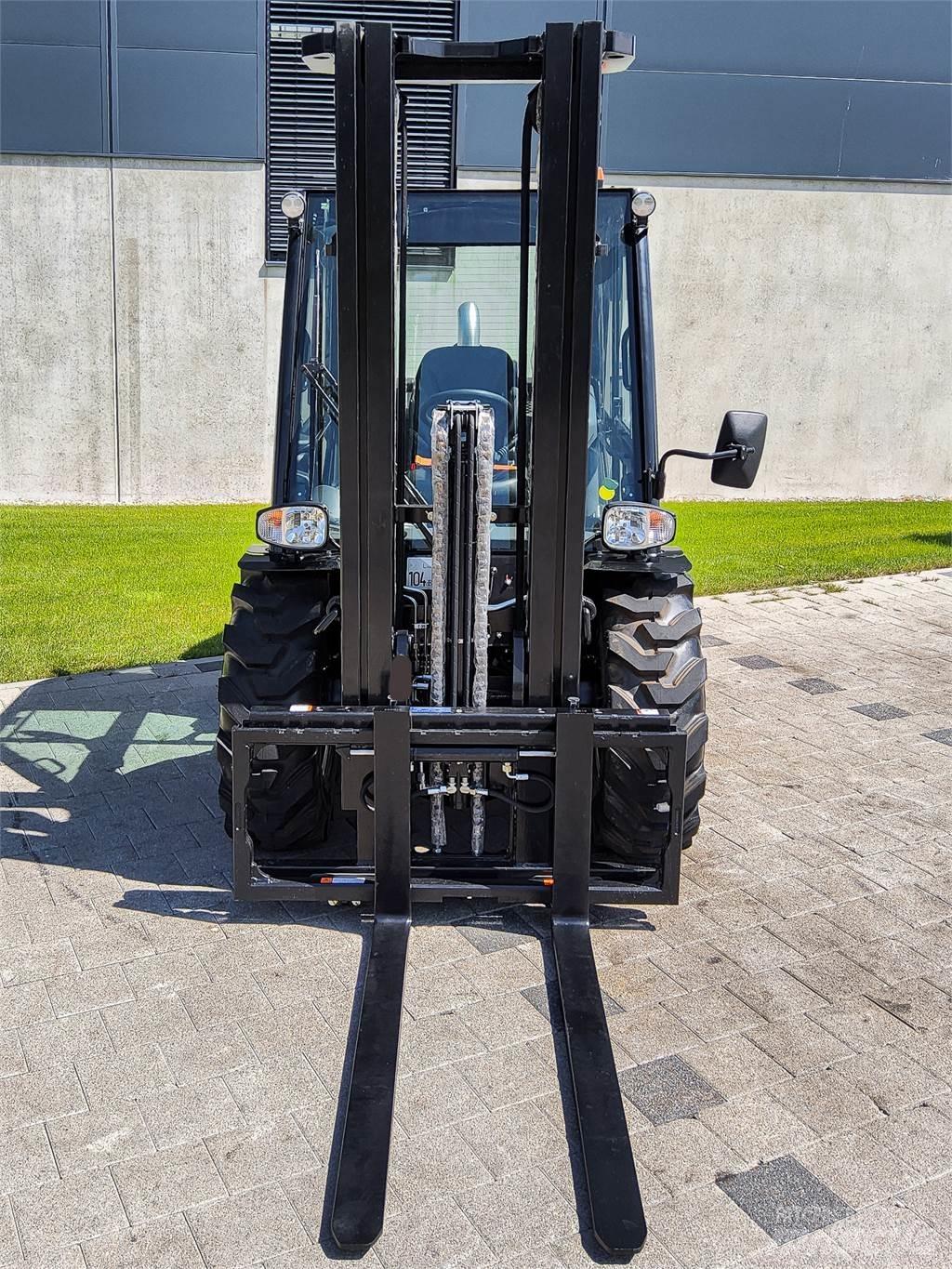 Manitou MC 30-4 شاحنات الطرق الوعرة