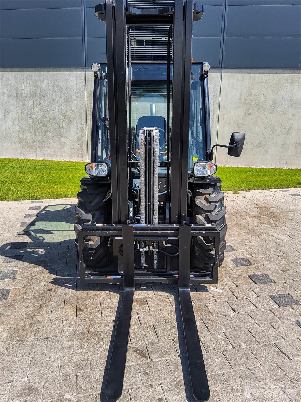 Manitou MC 30-4 شاحنات الطرق الوعرة