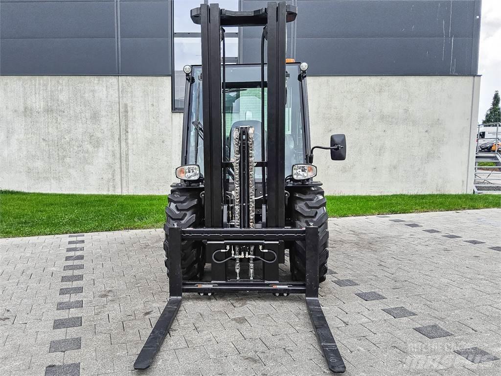 Manitou MC 30-4 شاحنات الطرق الوعرة